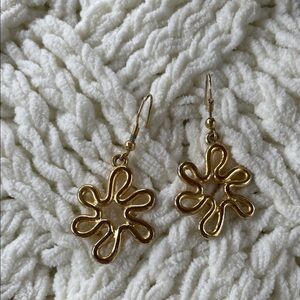 Vintage Boho Gold Tone Wire Retro Hippie Flower Dangle Pierced Earrings